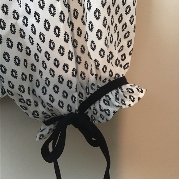 A brand new black and white blouse - Picture 4 of 13